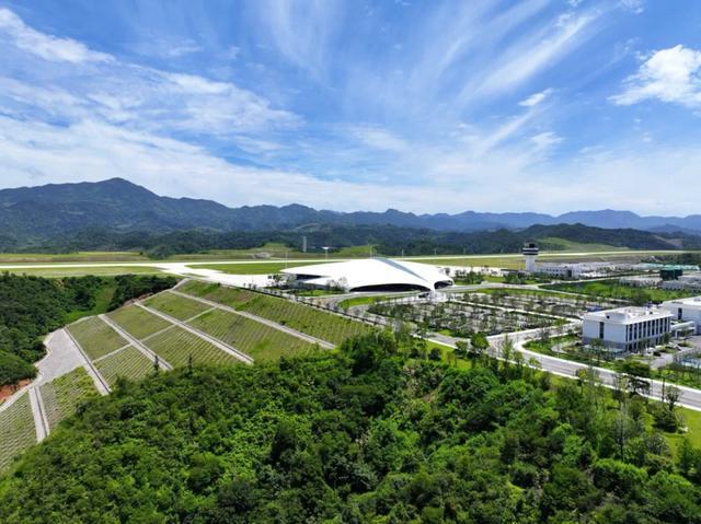 沟谷这个浙江“最末梢”地级市用17年等来机场不朽情缘游戏网站址削平28个山头填平21条(图5)